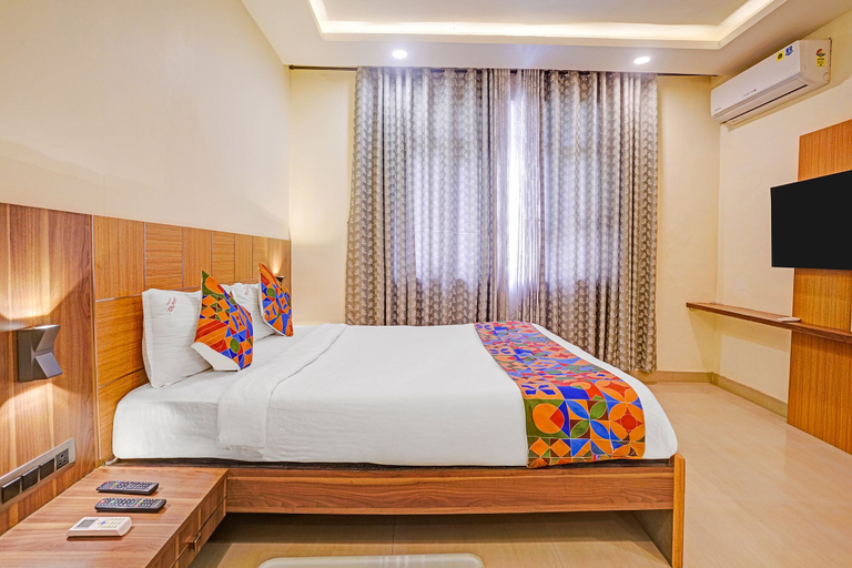 Room 4, Oriva Solmar - 5 Mins walk to Miramar Beach, North Goa