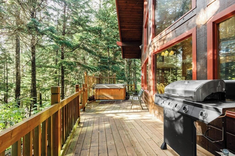 Interior 4, Lodge-style Chalet w/ Hot Tub Near Alyeska, Anchorage