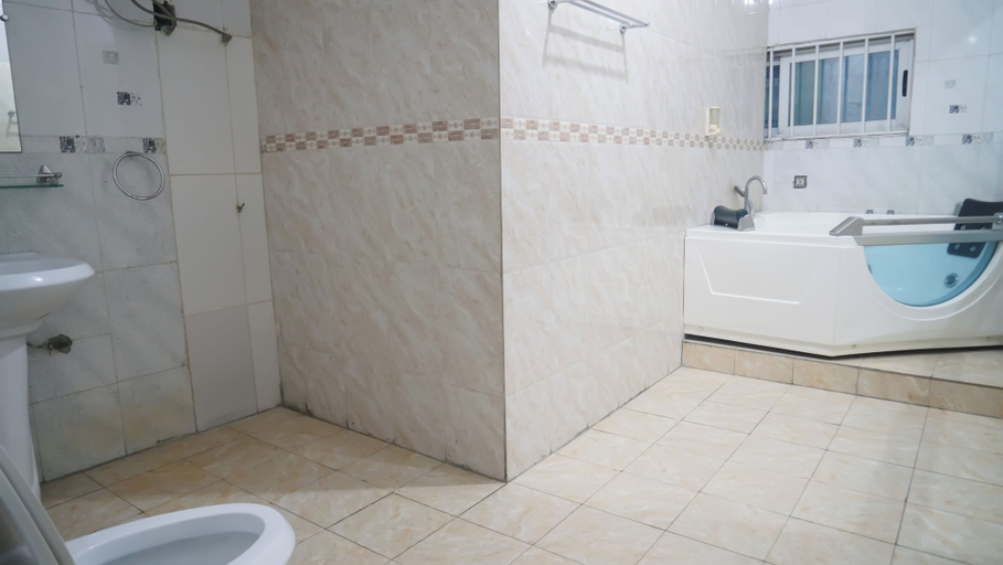 Bathroom 2, The Palms Apartment, Sô-Ava