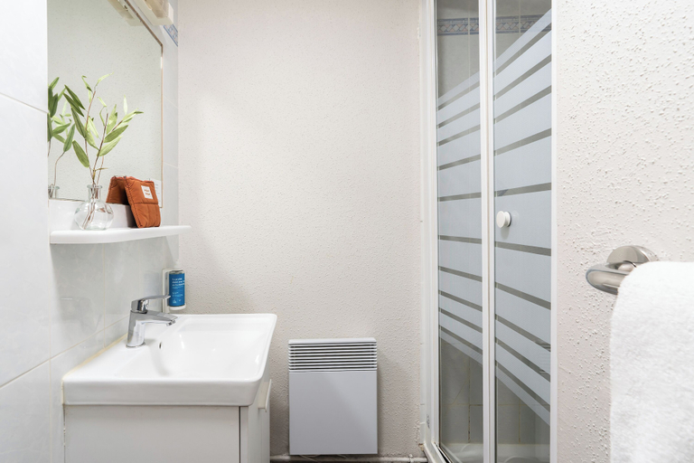 Bathroom 4, Appart'City Classic Nantes Viarme, Loire-Atlantique
