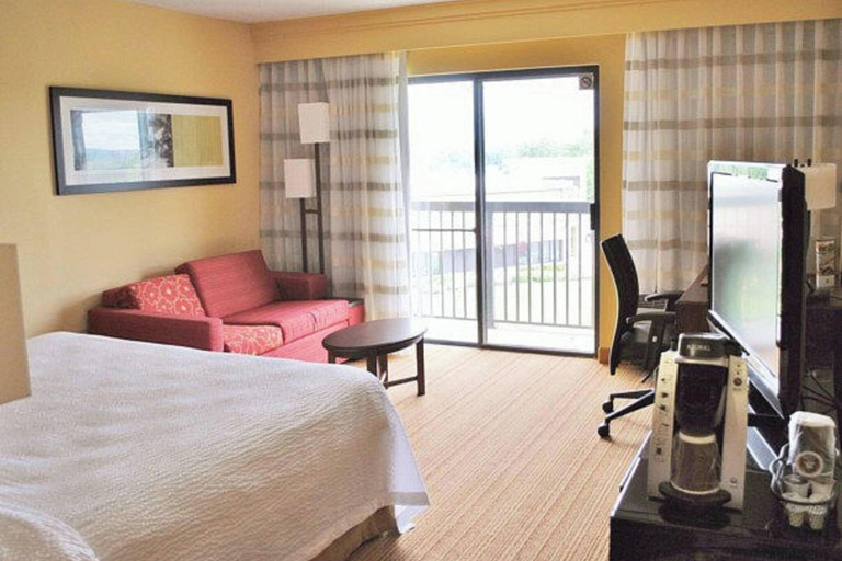Bedroom 2, Courtyard by Marriott Hartford Manchester, Hartford