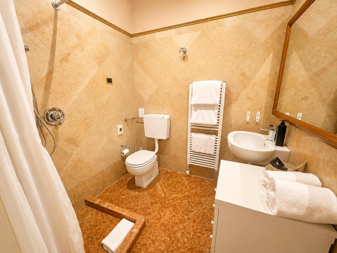 Bathroom 4, Hotel Colonne, Varese