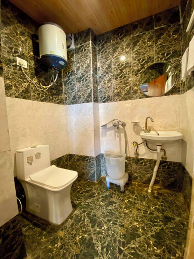 Bathroom 2, Hotel Kailasha, Dehradun