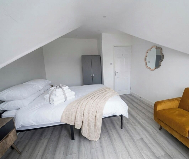 Room 2, Brigstock Luxe Stay Modern 2-Bed Apartment, London