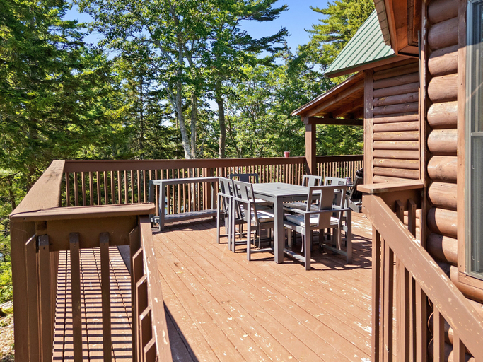 Outdoor dining, Stunning & Spacious Log Cabin in the Woods, Lincoln