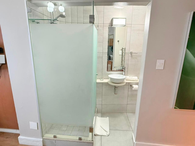 Bathroom 4, Breakers Resort Apartments, eThekwini