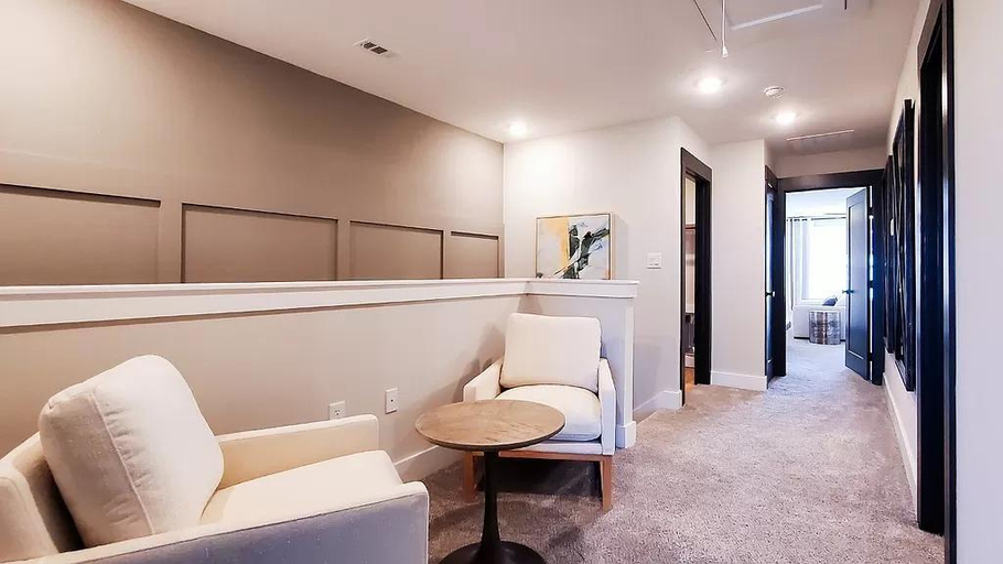 5, Loop, New Luxurious Large 3BR, Sleeps 9 + Parking, Collin