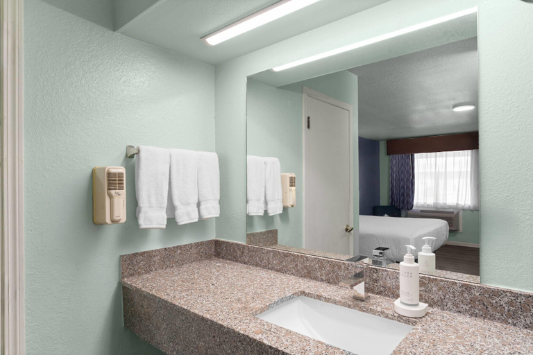 Bathroom 5, Days Inn by Wyndham Pratt, Pratt
