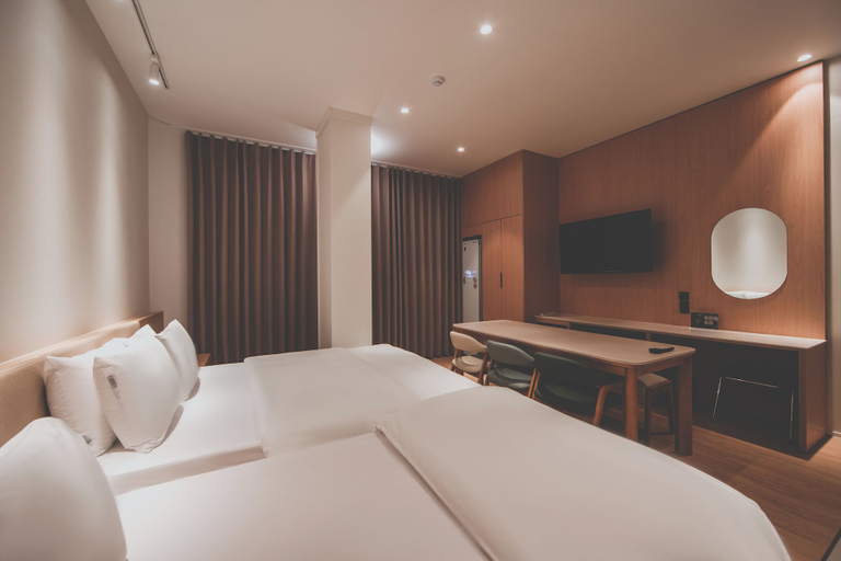 Bedroom 4, Hotel Insomnia, Buk