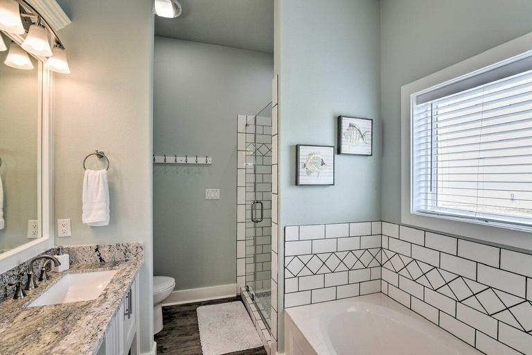 Bathroom 5, Easy Breezy 4 Bedroom Home, Galveston