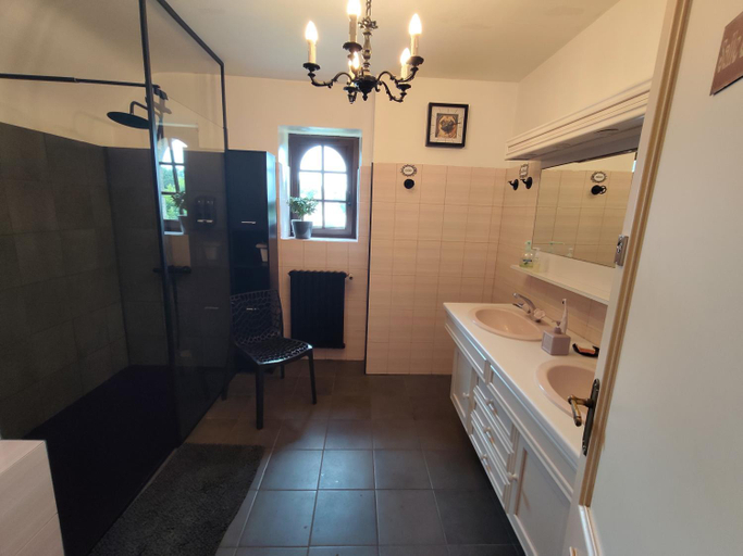 Bathroom, Les Chambres de KERCHELGEN, Finistère