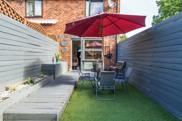 Outdoor dining 3, London Home for 6 Plaistow Area - Transport Links, London