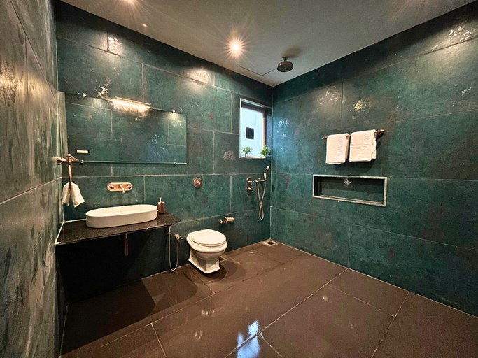 Bathroom 5, Coastal Lake, Pune