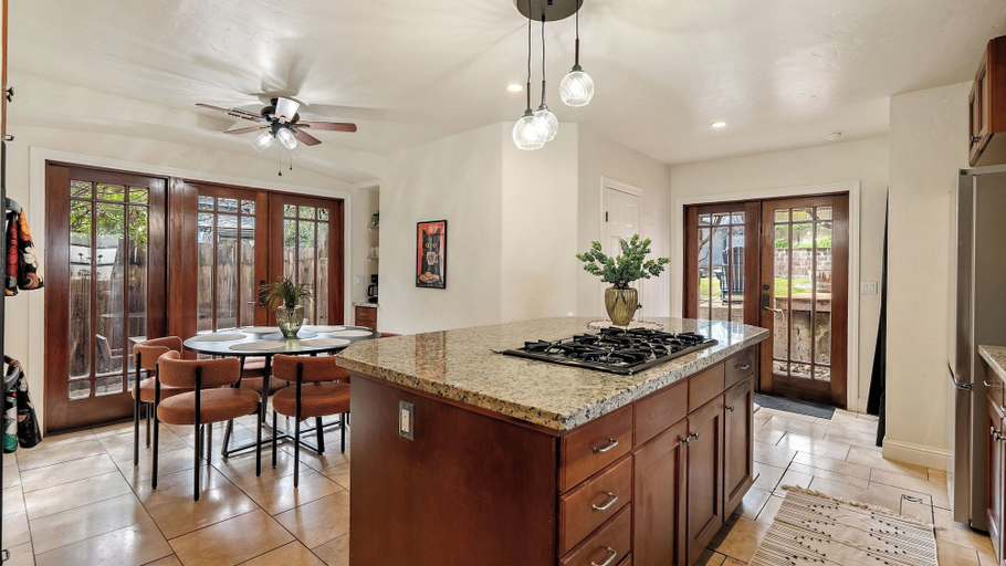 Interior 5, Backyard Vines on Olive by Avantstay Spa + BBQ + Big Backyard Walk to Downtown Paso, San Luis Obispo