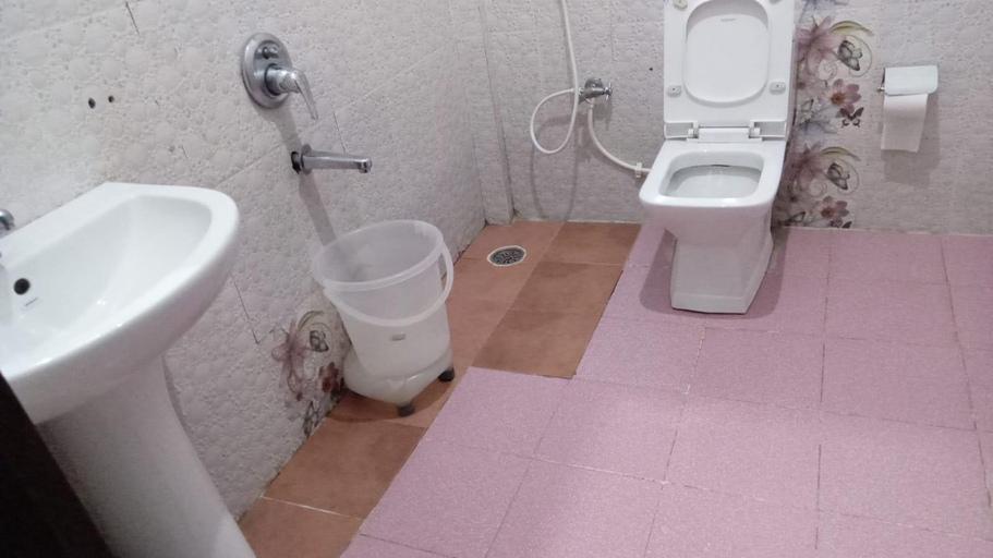 Bathroom 2, Hotel The Oak Valley, Kangra