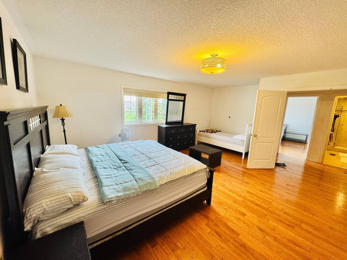 Room 4, Top Rated 4 Bedrooms, 5 Beds Near Airport, Peel