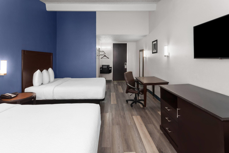 Bedroom 3, Travelodge by Wyndham Milwaukee, Milwaukee