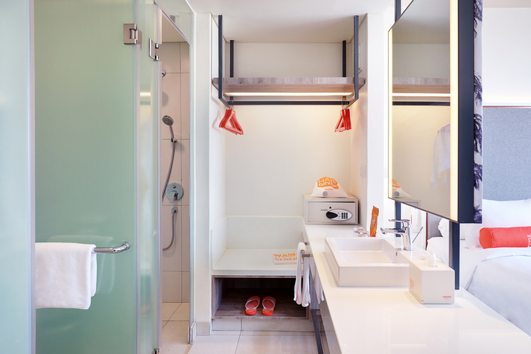 Bathroom, HARRIS Hotel & Conventions Bundaran Satelit Surabaya, Surabaya