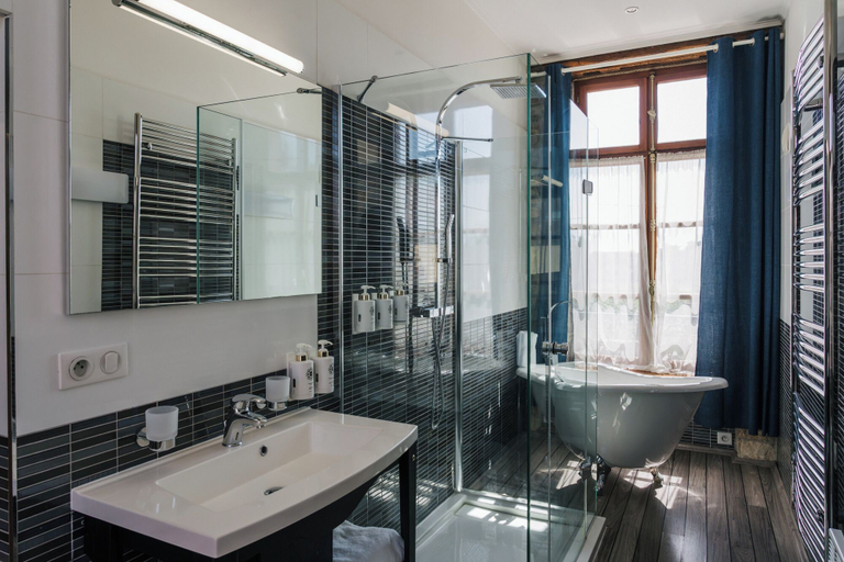 Bathroom 3, Hotel Les Deux Chevres Gevrey-Chambertin, Côte-d'Or