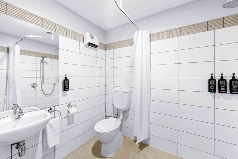 Bathroom 3, Myhub Holiday Park, Dunedin