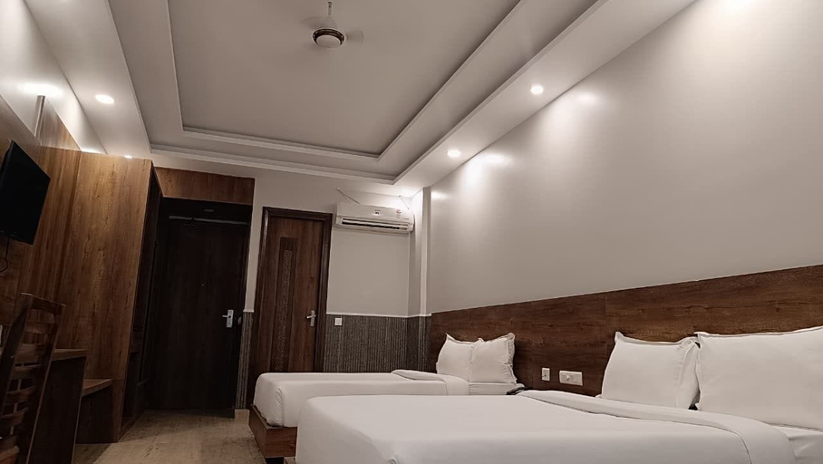 Room 5, Royalistiq, Garhwal