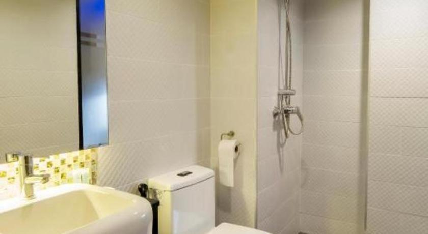 Bathroom 4, Eleven Avenue Suites, Wattana