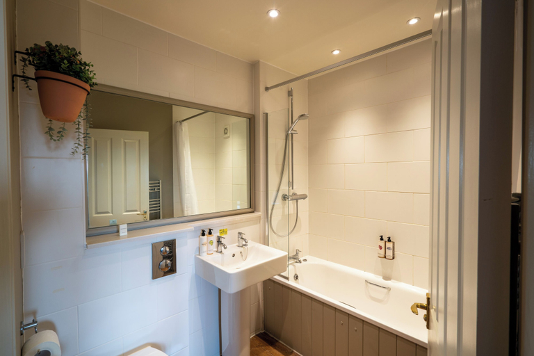 Bathroom 3, Crown Inn, South Gloucestershire