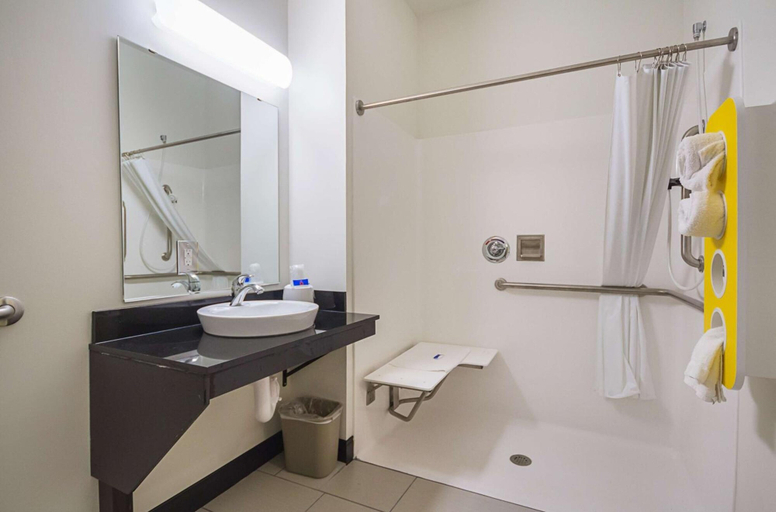 Bathroom 4, Days Inn by Wyndham South Bend / Notre Dame, Saint Joseph