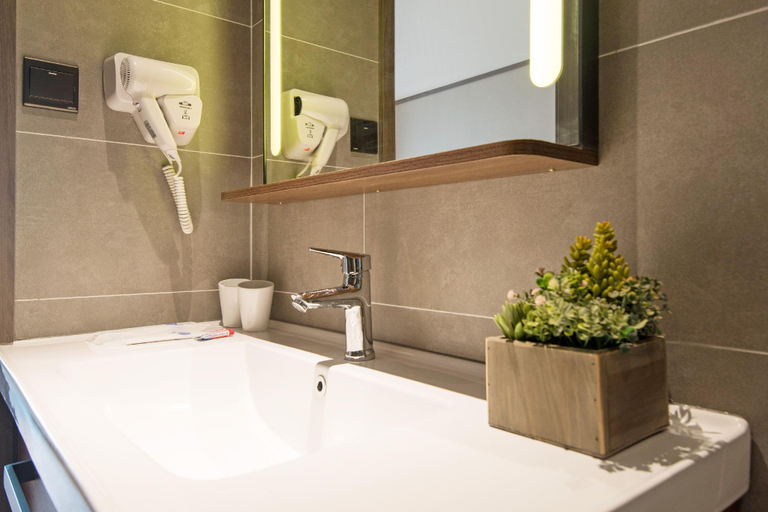 Bathroom 4, Hanting Hotel Xi'an Jingwei New Town Changqing West Road, Xi'an