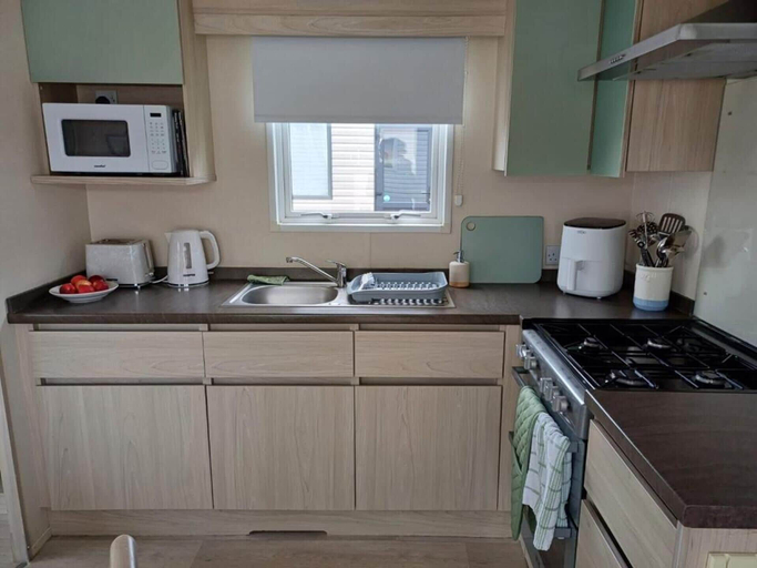 Private kitchen, 3-bed Caravan, Sleeps 6 Plus Travel cot With Indoor Pool SEN, Cumbria