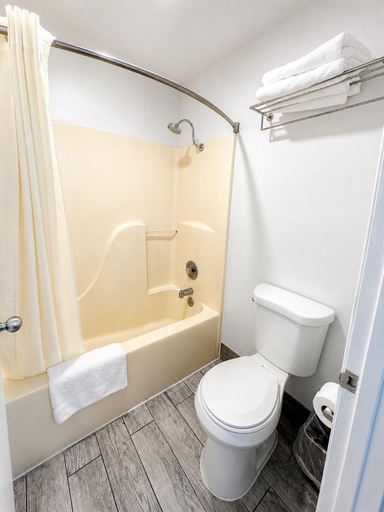 Bathroom 3, Evergreen Inn, Taney