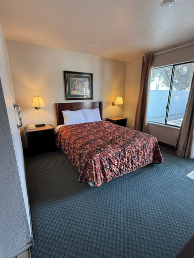 Bedroom 4, Motel 8 Soledad, Monterey