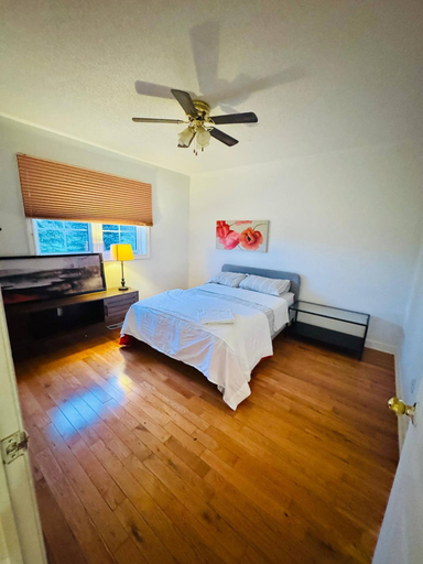 Room 3, Top Rated 4 Bedrooms, 5 Beds Near Airport, Peel
