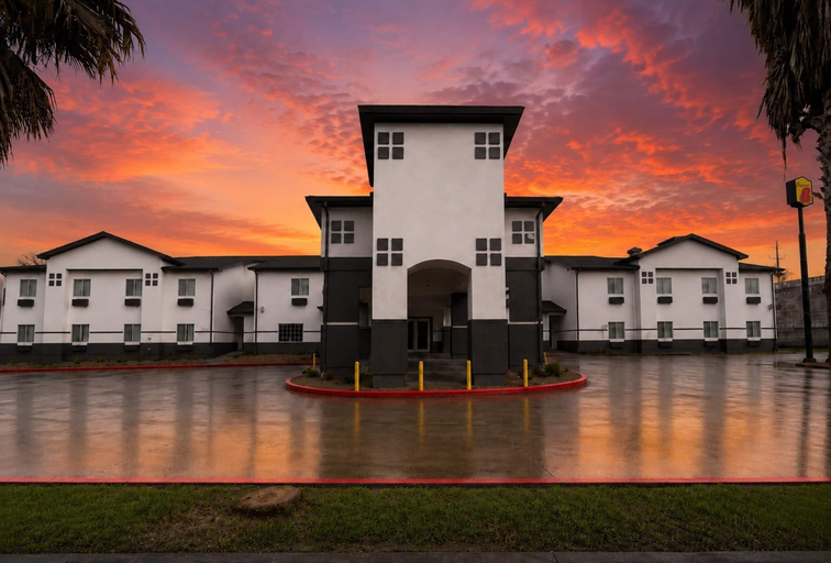 Exterior & Views 2, Super 8 by Wyndham Brenham TX, Washington