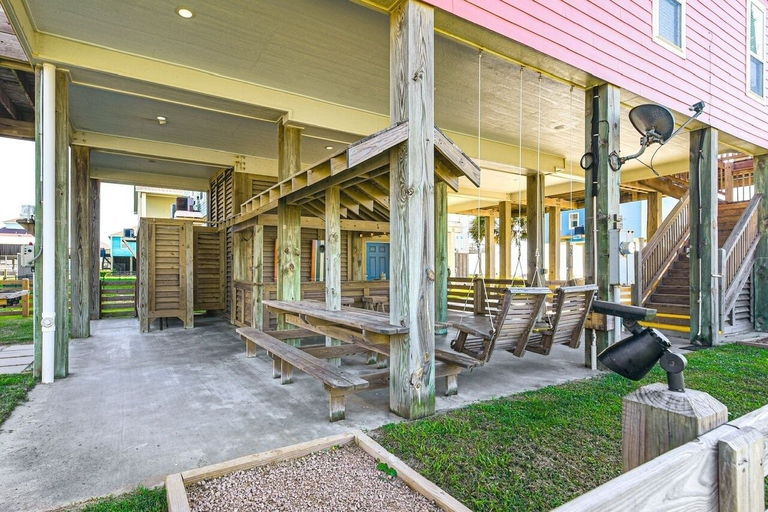 Outdoor dining, Easy Breezy 4 Bedroom Home, Galveston