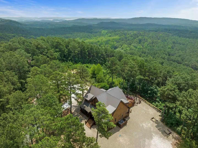 Room 2, Stairway to Heaven 7BR Luxury Mountain Views, McCurtain