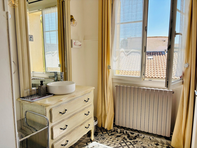 Bathroom 5, Hotel le Siecle, Vaucluse
