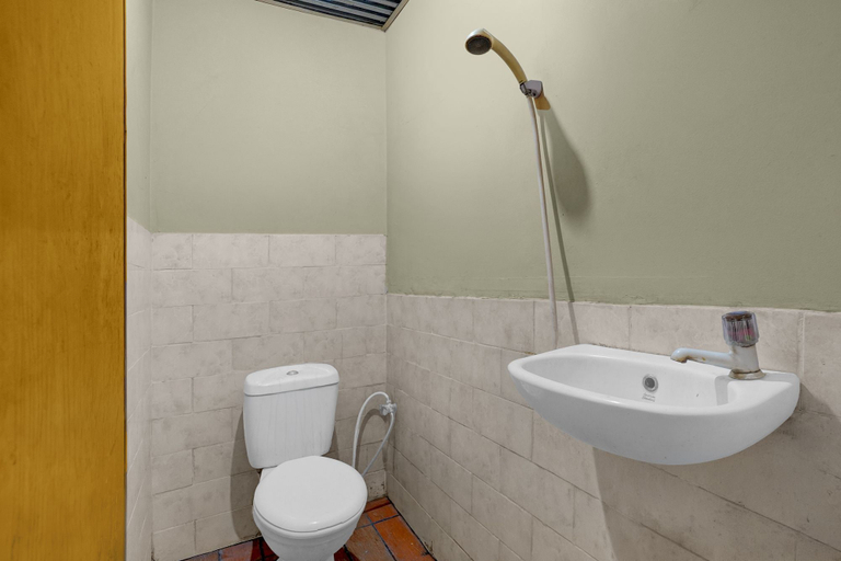 Bathroom, Hotel O near Summarecon Mall Serpong formerly Gemilang Guesthouse, Tangerang
