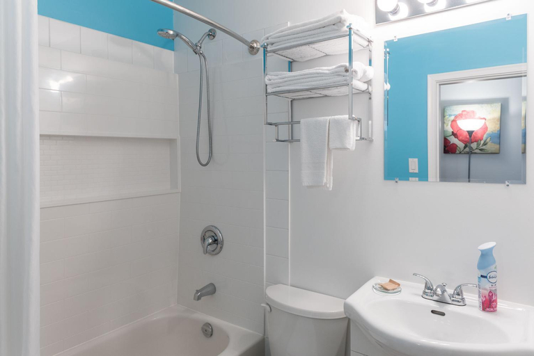 Bathroom, Lakeview Motel, Kootenay Boundary