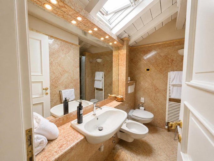 Bathroom 4, Hotel Colonne, Varese