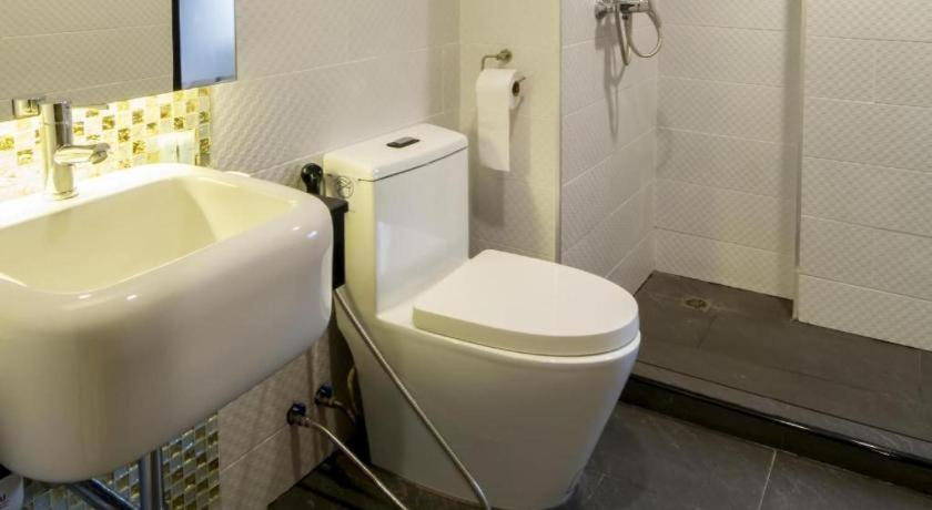 Bathroom 4, Eleven Avenue Suites, Wattana