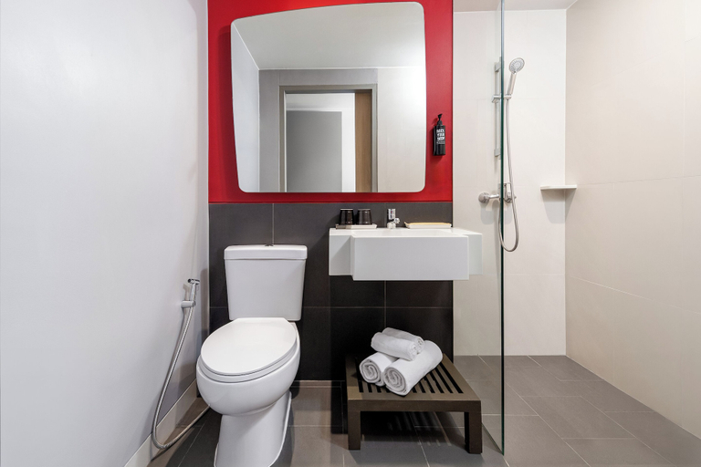 Bathroom 5, Ibis Bangkok Sukhumvit 24, Khlong Toey