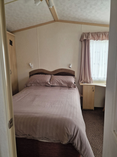 Room 4, Caravan Sleeps 6 With Parking, Norfolk