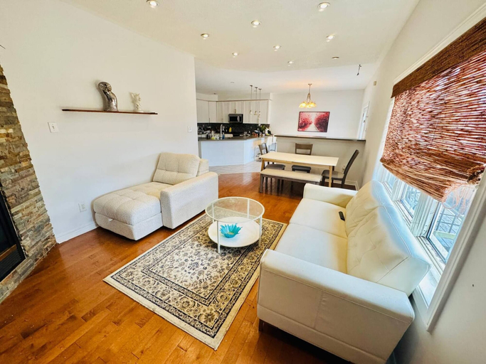 Living area, Top Rated 4 Bedrooms, 5 Beds Near Airport, Peel