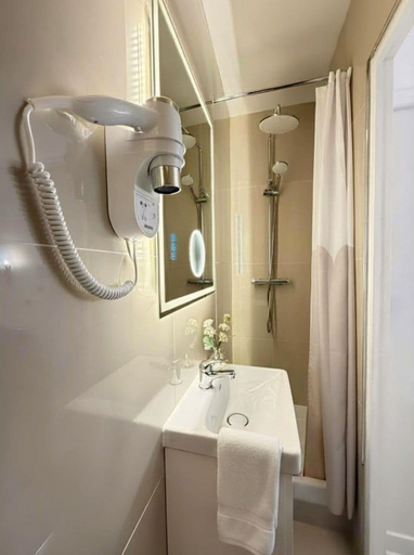 Bathroom 4, Hôtel La Sanguine, Paris