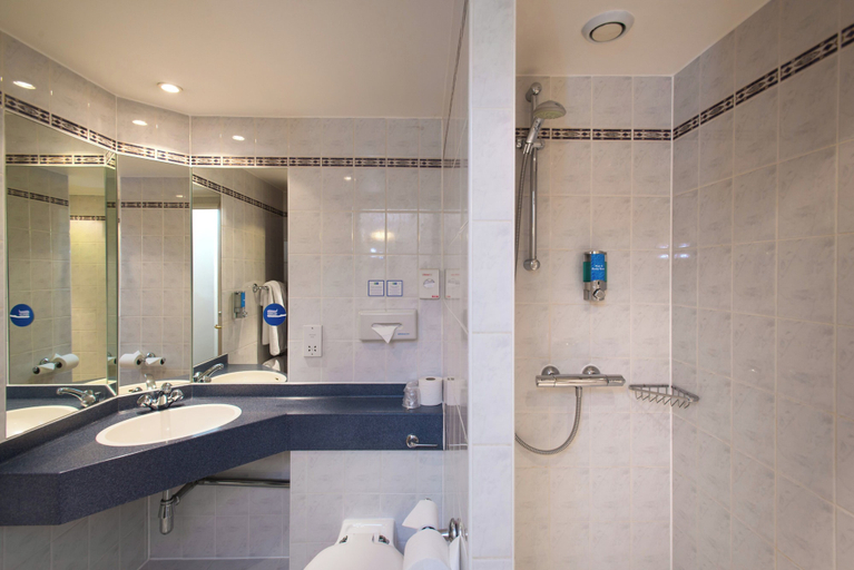 Bathroom 3, Holiday Inn Express LEEDS - CITY CENTRE by IHG, Leeds