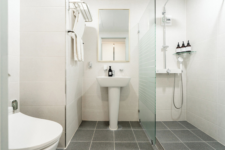 Bathroom 5, Sanbangsan Hotel, Seogwipo