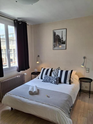 Bedroom 3, LOGIS HOTEL DES REMPARTS, Manche