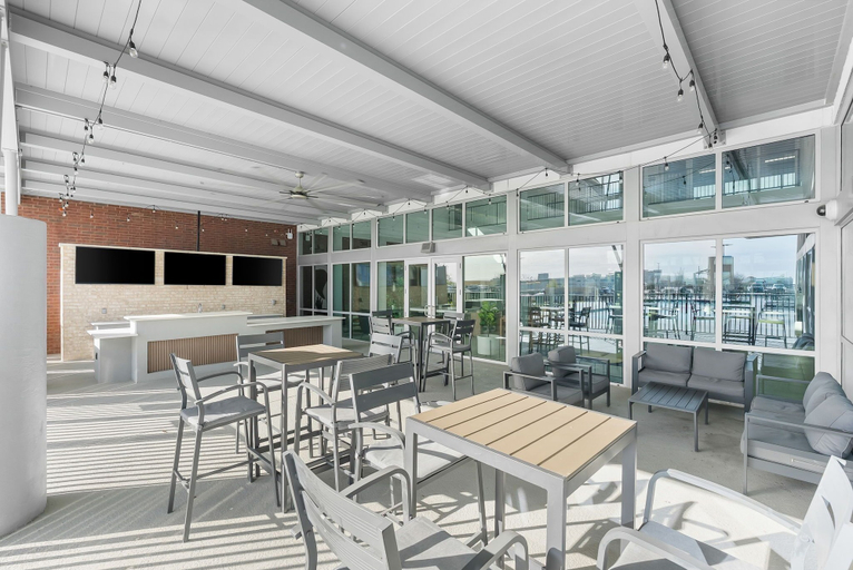 Outdoor dining, Lodgeur Denton, Denton