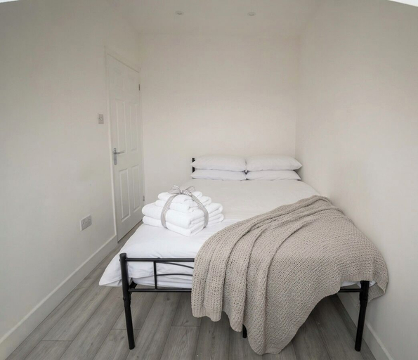 Room 5, Brigstock Luxe Stay Modern 2-Bed Apartment, London